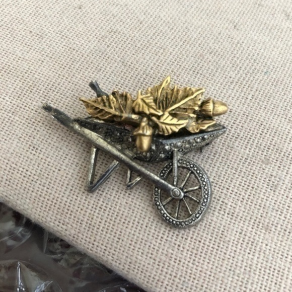Vintage Jewelry - Vintage Wagon Gold Tone Leaf Brooch